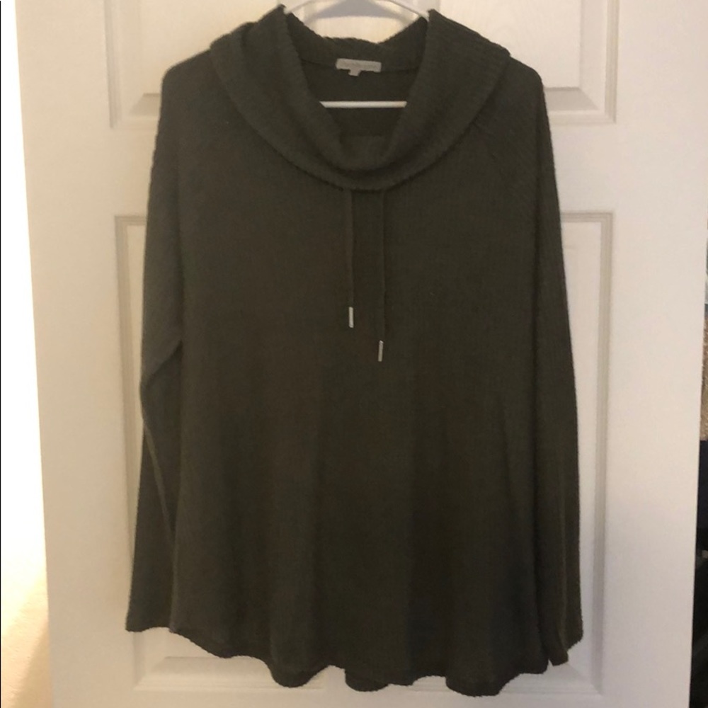 Green flowy sweatshirt top